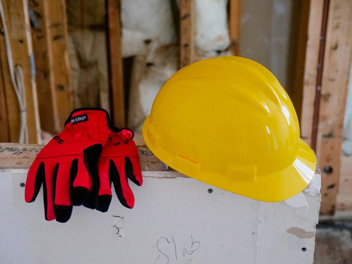 Quem responde depende do tipo de contratação Capacete amarelo e luvas vermelhas, equipamentos de proteção para obra