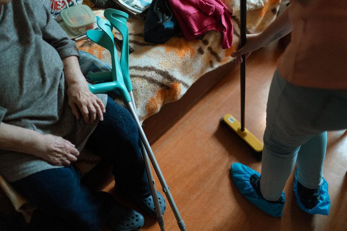 Cuidadora ajudando senhora idosa nas tarefas de casa