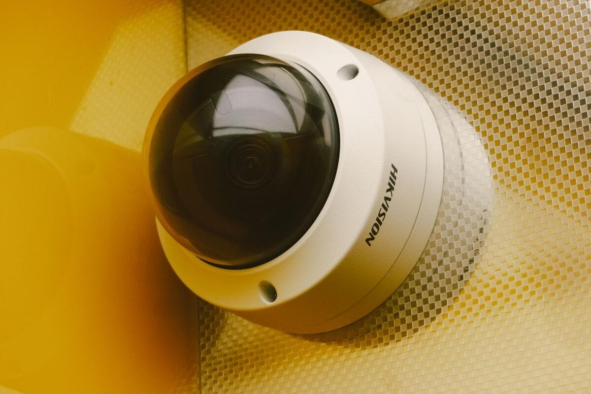 Quanto custa a instalação Câmera de monitoramento vista de baixo, instalada em um prédio