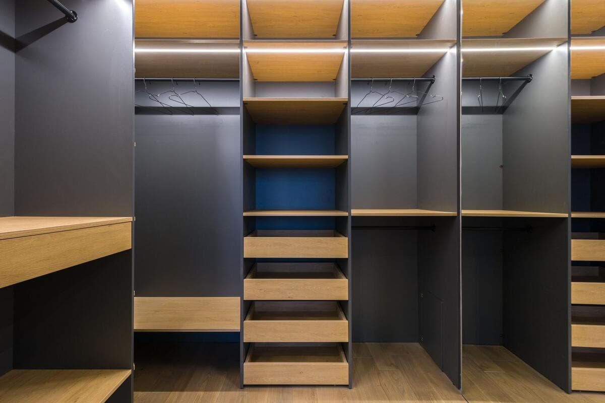 O que conferir na entrega Closet planejado com prateleiras e gavetas de madeira