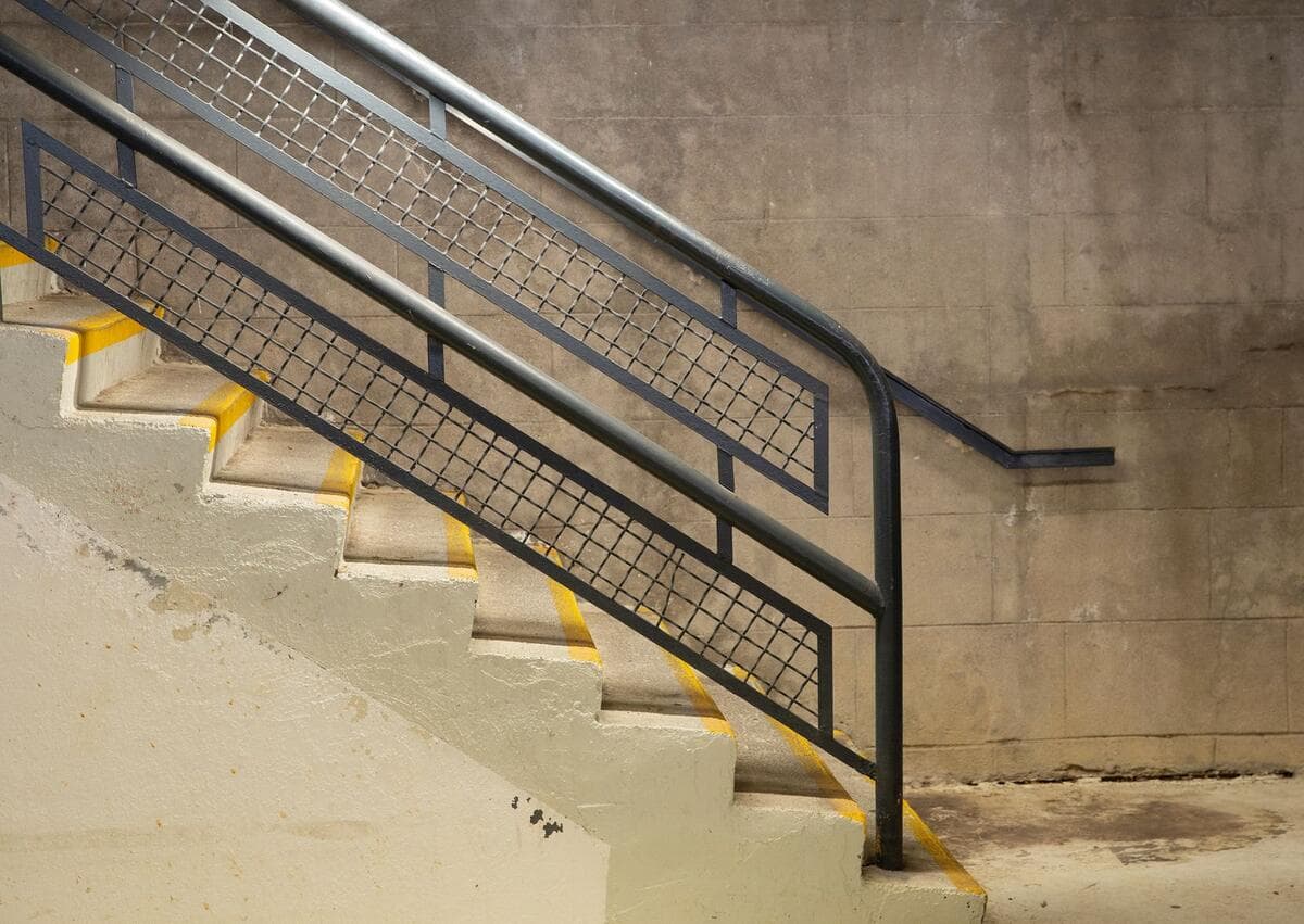 O que conferir na entrega Escada de concreto com corrimão e guarda-corpo metálicos