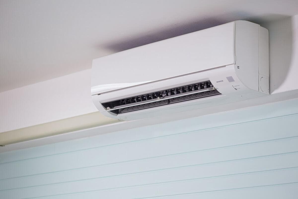 Como escolher o técnico e o que combinar antes Ar-condicionado split instalado na parede de um quarto