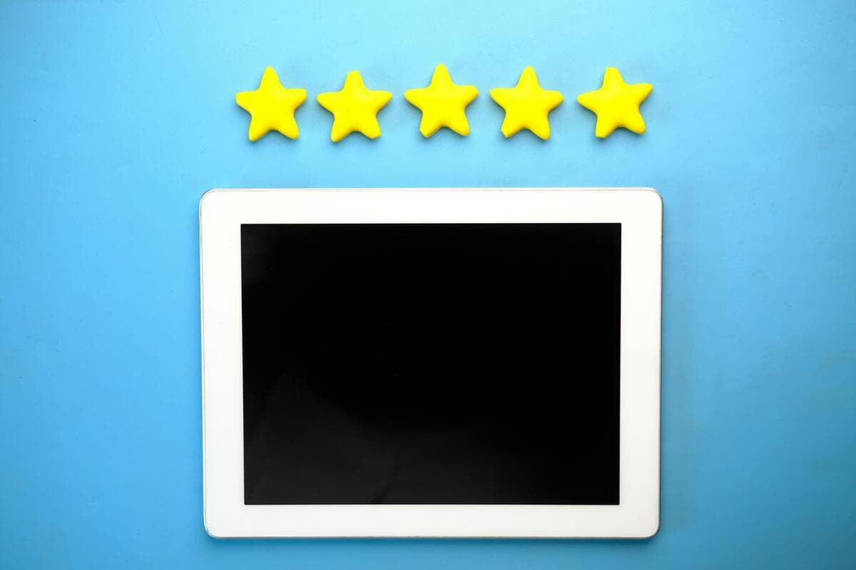 O momento e a forma de pedir Tablet com cinco estrelas amarelas representando avaliação de cliente