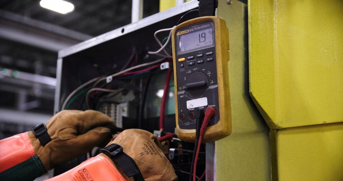 O que você pode verificar com segurança Eletricista usando multímetro para verificar fiação de um quadro