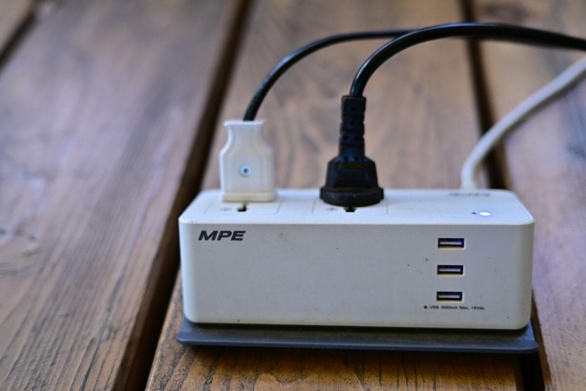 Quando chamar um eletricista e o que pedir Régua de tomadas com vários aparelhos ligados