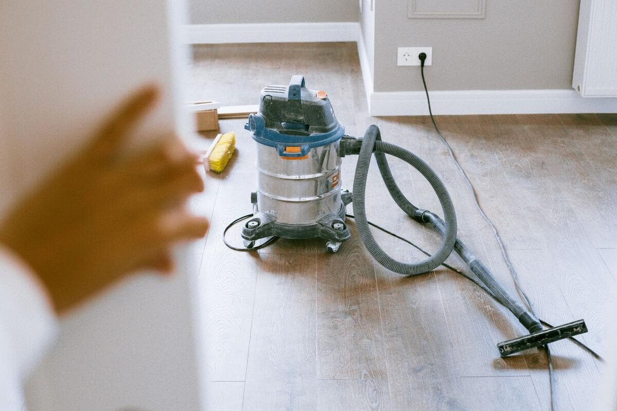 Aspirador de pó profissional em apartamento recém-reformado