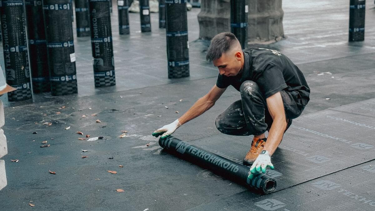 Como contratar e o que conferir Trabalhador aplicando manta de impermeabilização sobre a laje