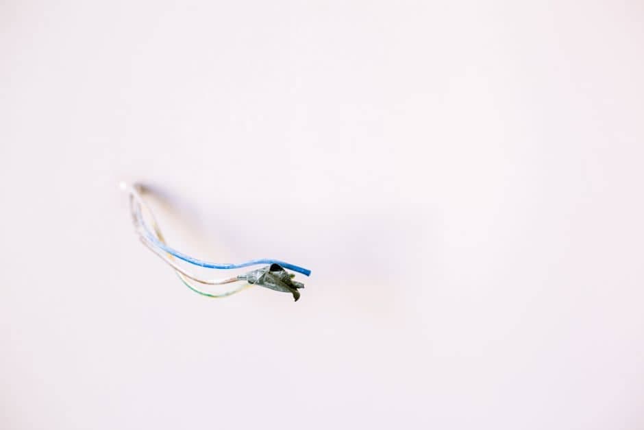 Cabos com bitola correta evitam aquecimento e curto-circuito Fios elétricos coloridos organizados