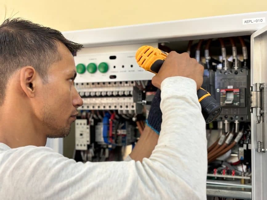 Profissional trabalhando em um quadro elétrico