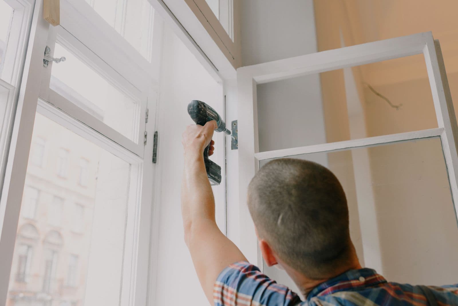 Profissional montando um móvel com parafusadeira em casa Profissional montando um móvel com parafusadeira em casa