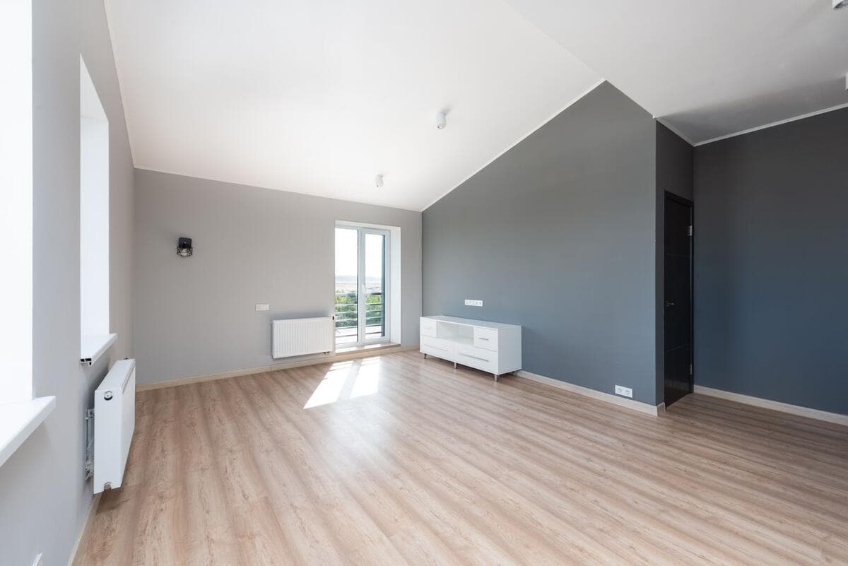 Portas, janelas, limpeza e documentos Apartamento reformado e vazio com piso de madeira e janelas grandes, pronto para vistoria